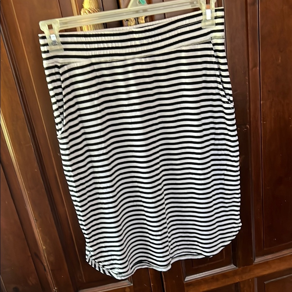 CLASSIC BLACK AND WHITE STRIPE MINI SKIRT